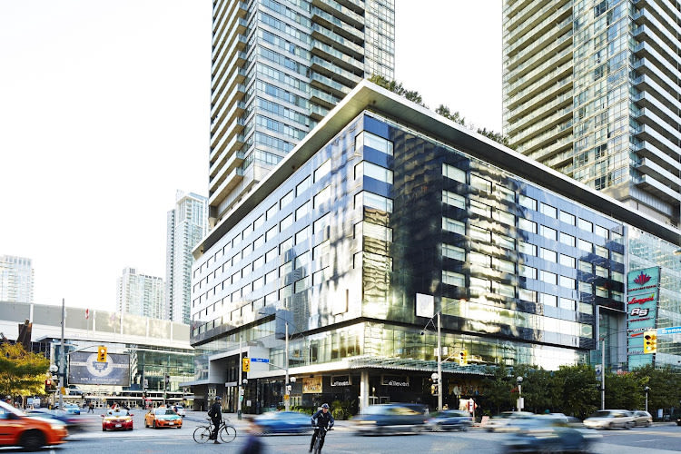 Le Germain Hotel Toronto Maple Leaf Square