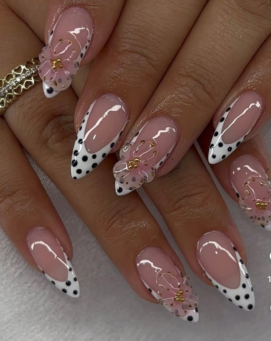 Studio by Vale - Servicios de Uñas