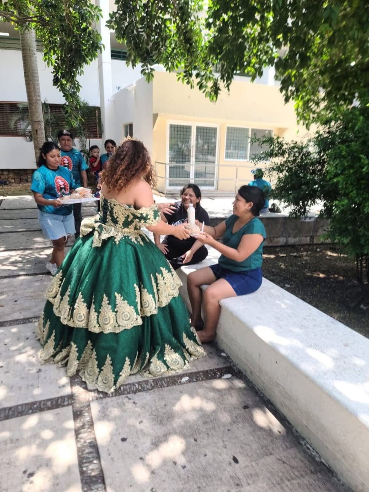 Joven yucateca celebra sus 15 años repartiendo comida afuera de hospital en Mérida