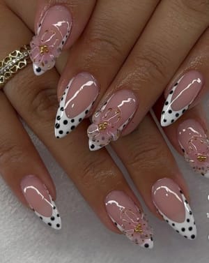 Studio by Vale - Servicios de Uñas