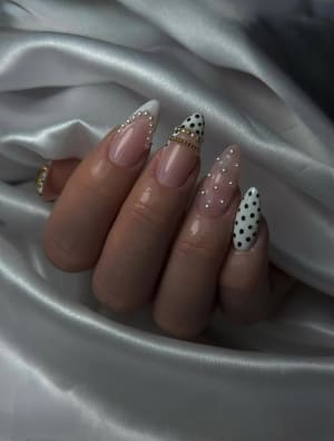 Studio by Vale - Servicios de Uñas