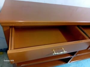 Karina Saqui Santes - Mueble de cedro restaurado