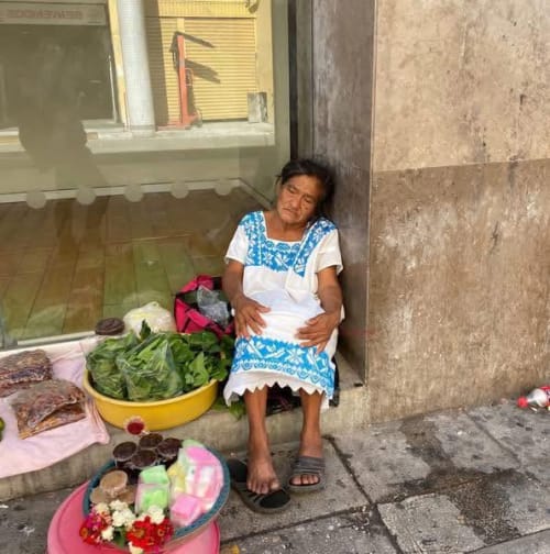Mujer vende productos locales en el Centro de Mérida con elegancia y dedicación