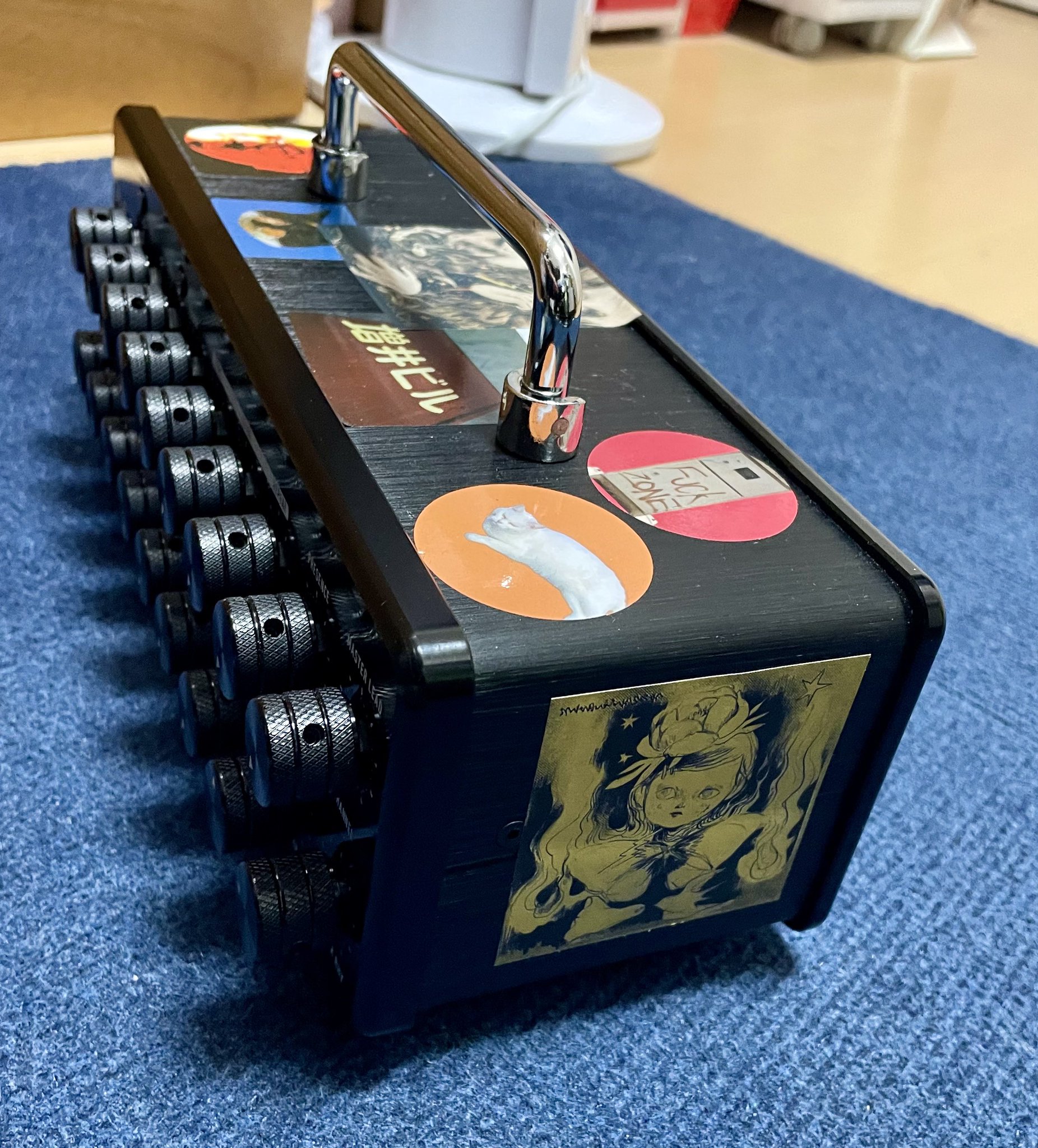 ギターアンプに張られたシール類
