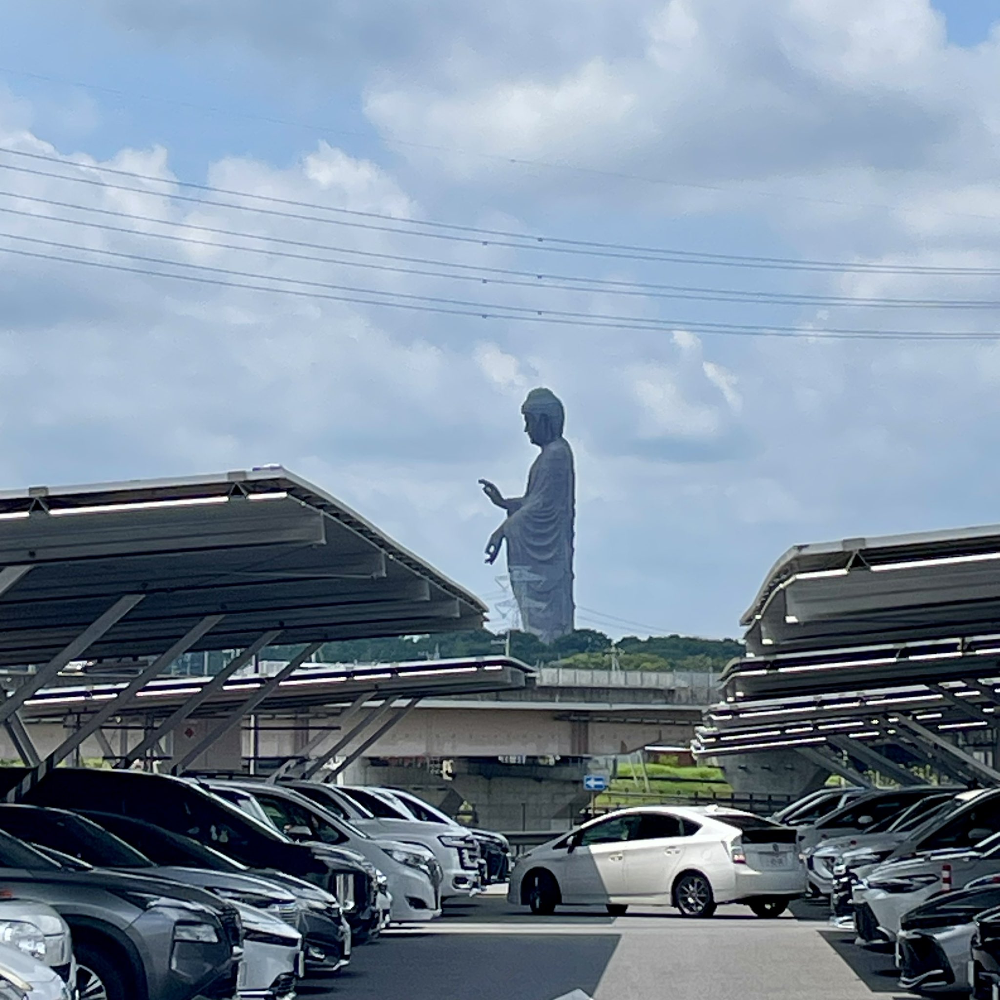 アウトレットの駐車場から見える牛久大仏
