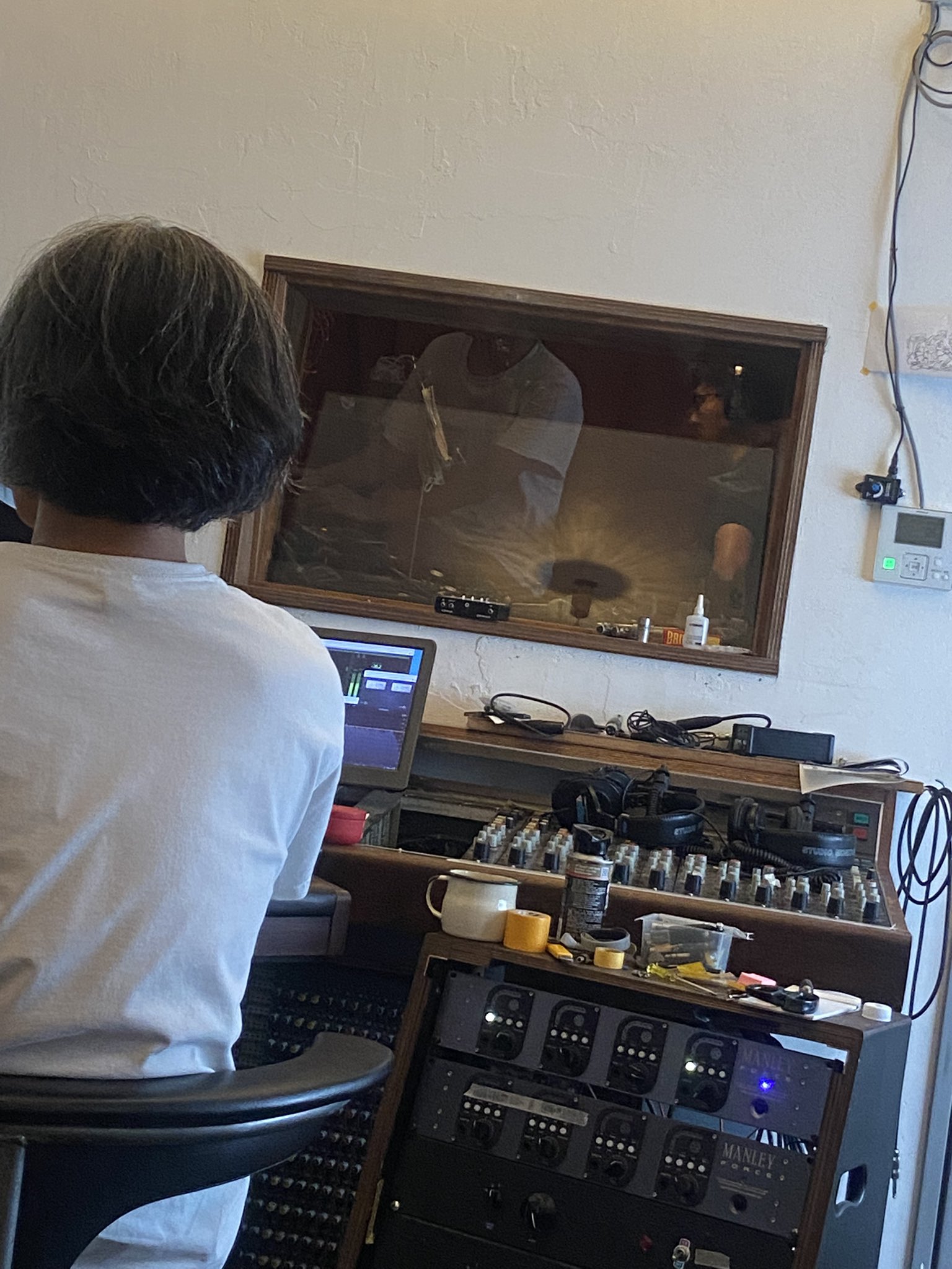 歌レコーディング中