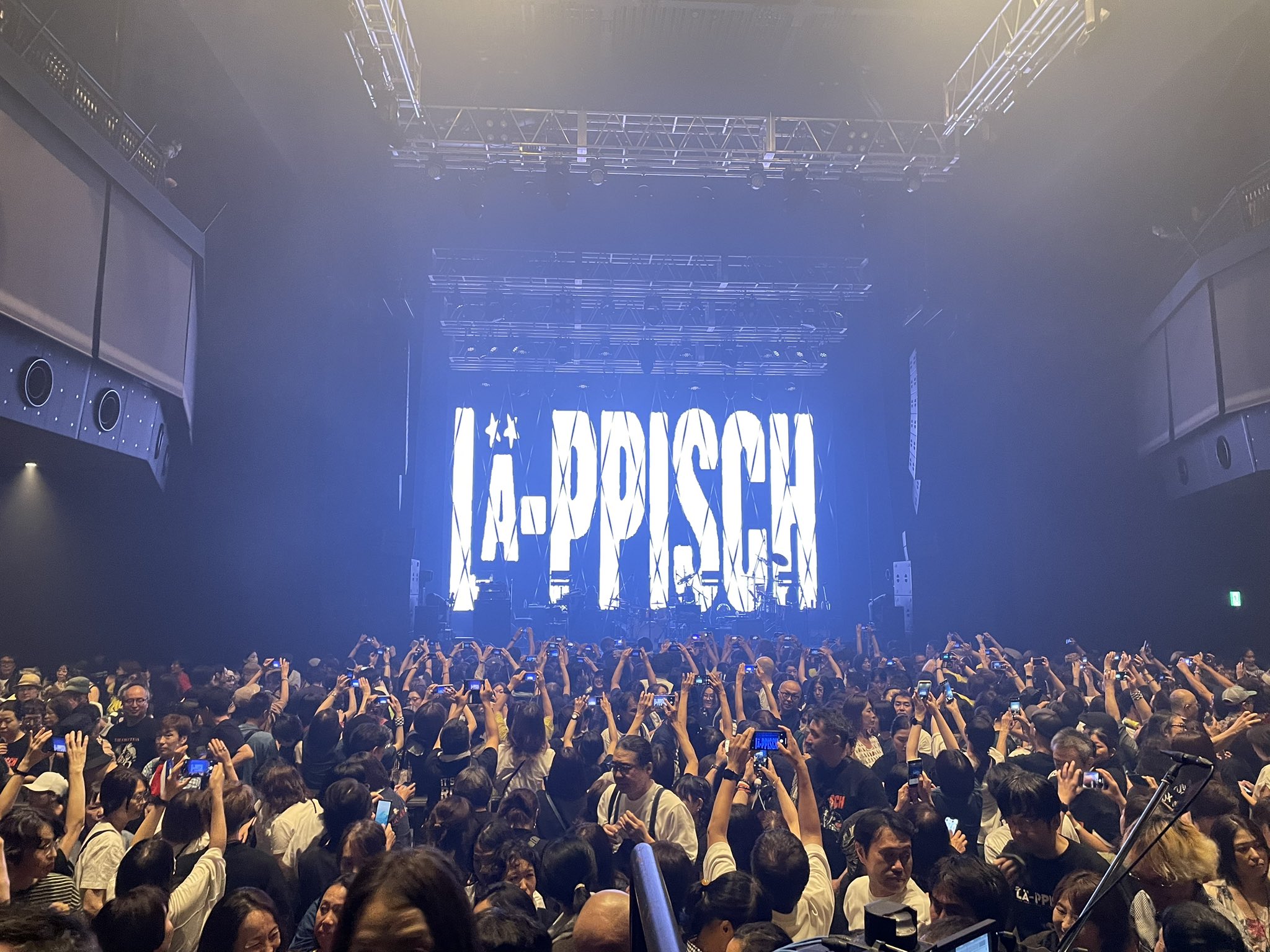 終演後にモニターに写された LA-PPISCH の文字