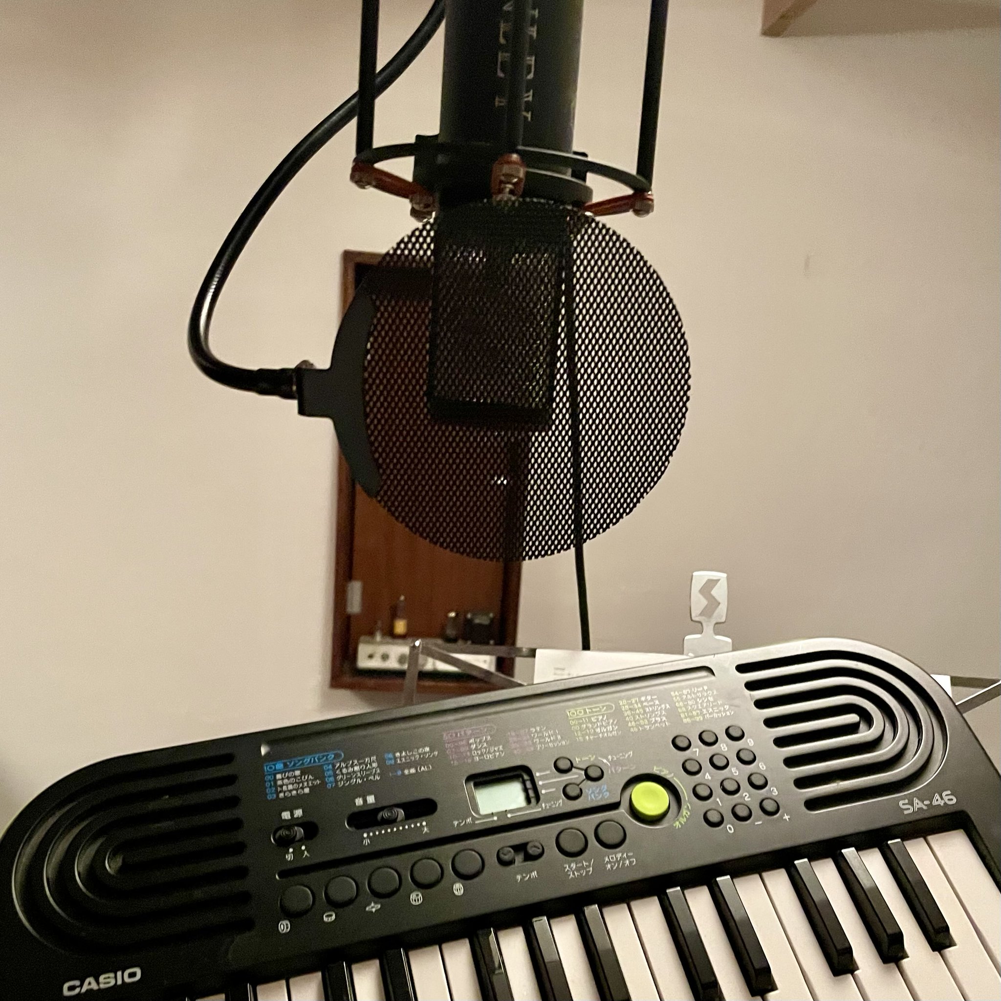 録音用マイクと小さいキーボード