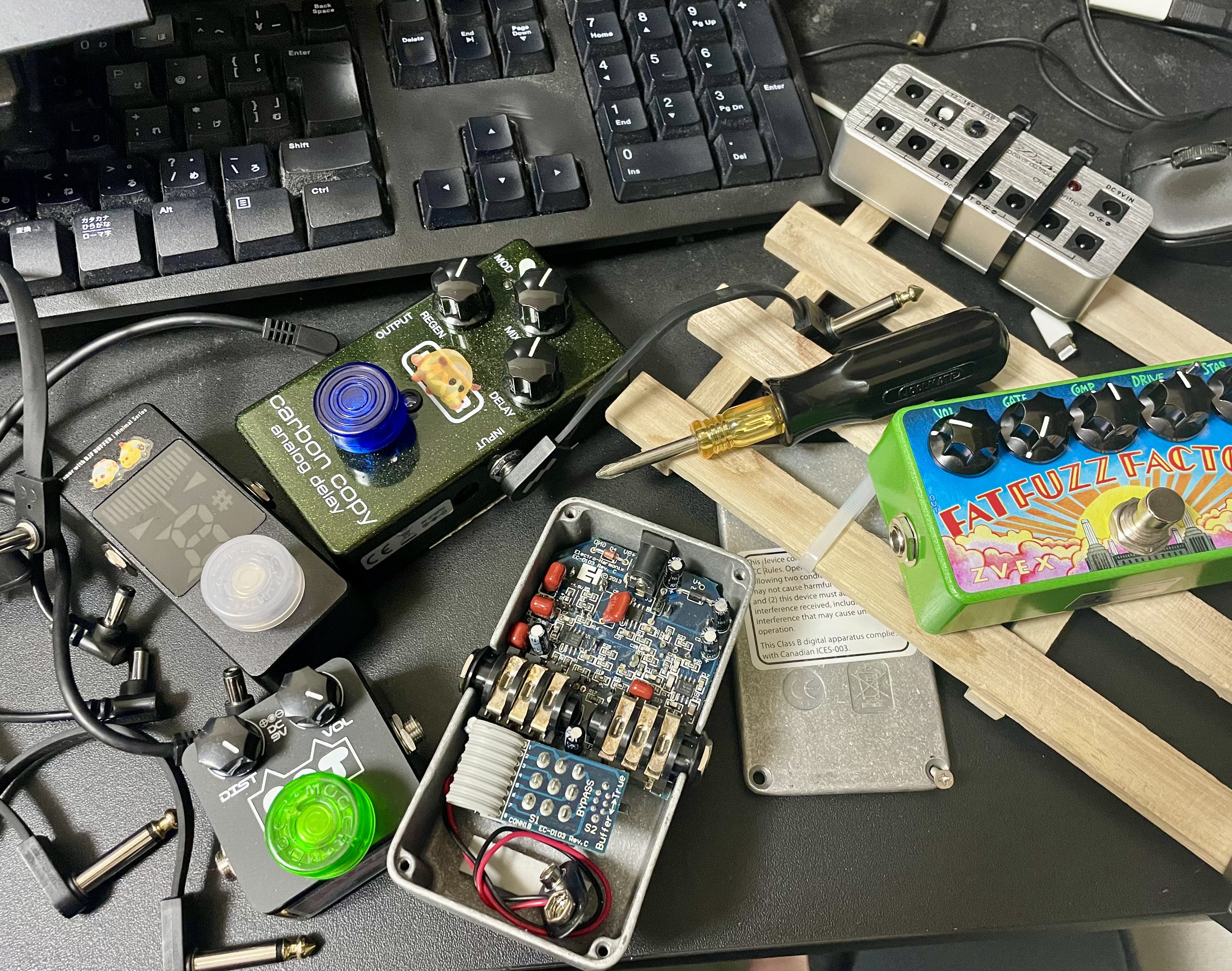 Soul Food の裏ブタをあけて バッファーバイパスからトゥルーバイパスに変更している様子