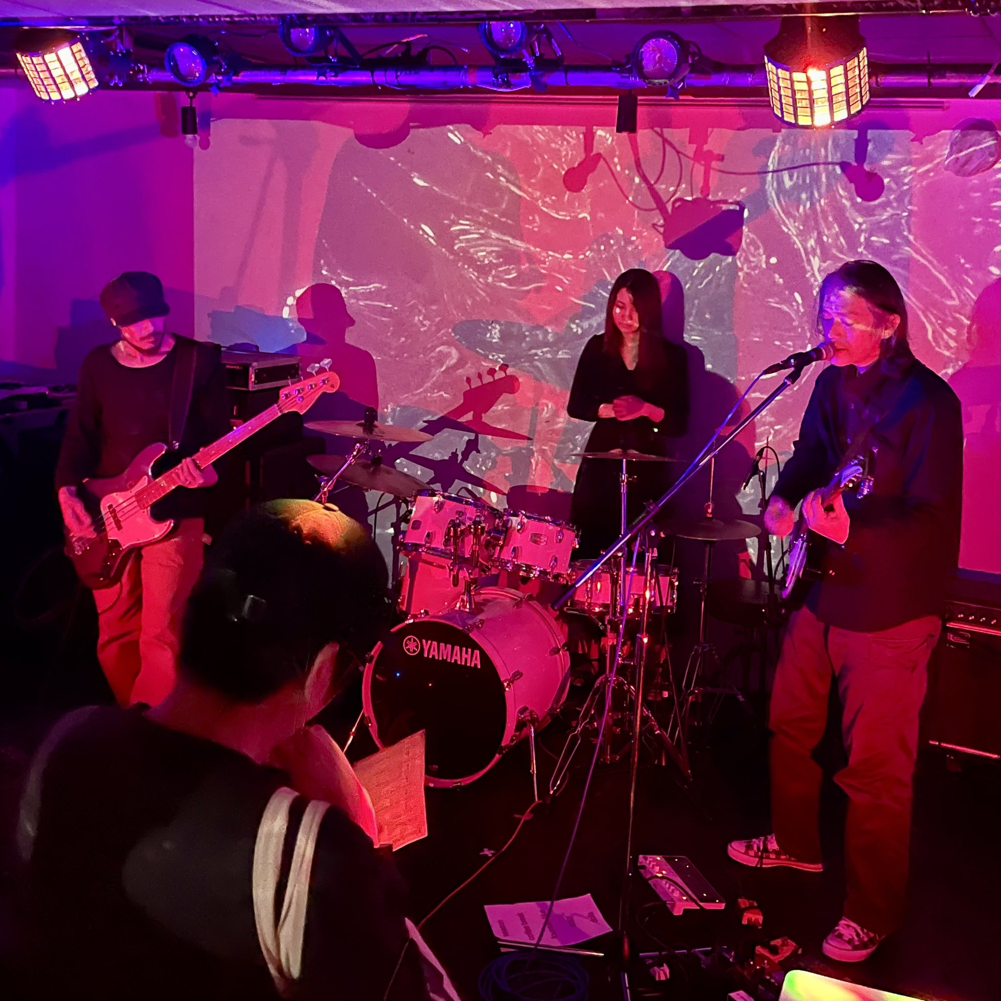 FOGPAINTEARSがステージで演奏している様子