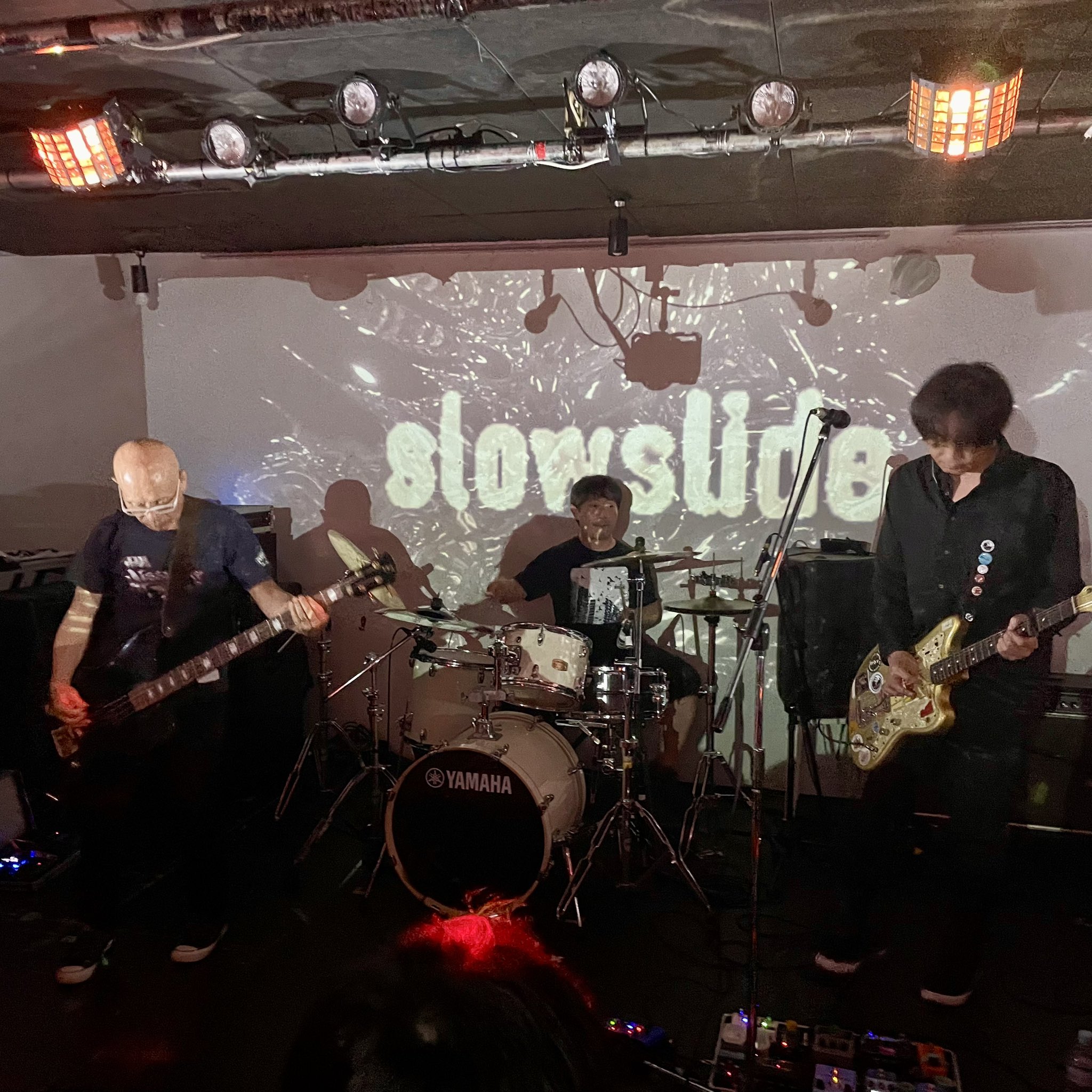 slowslideがステージで演奏している様子