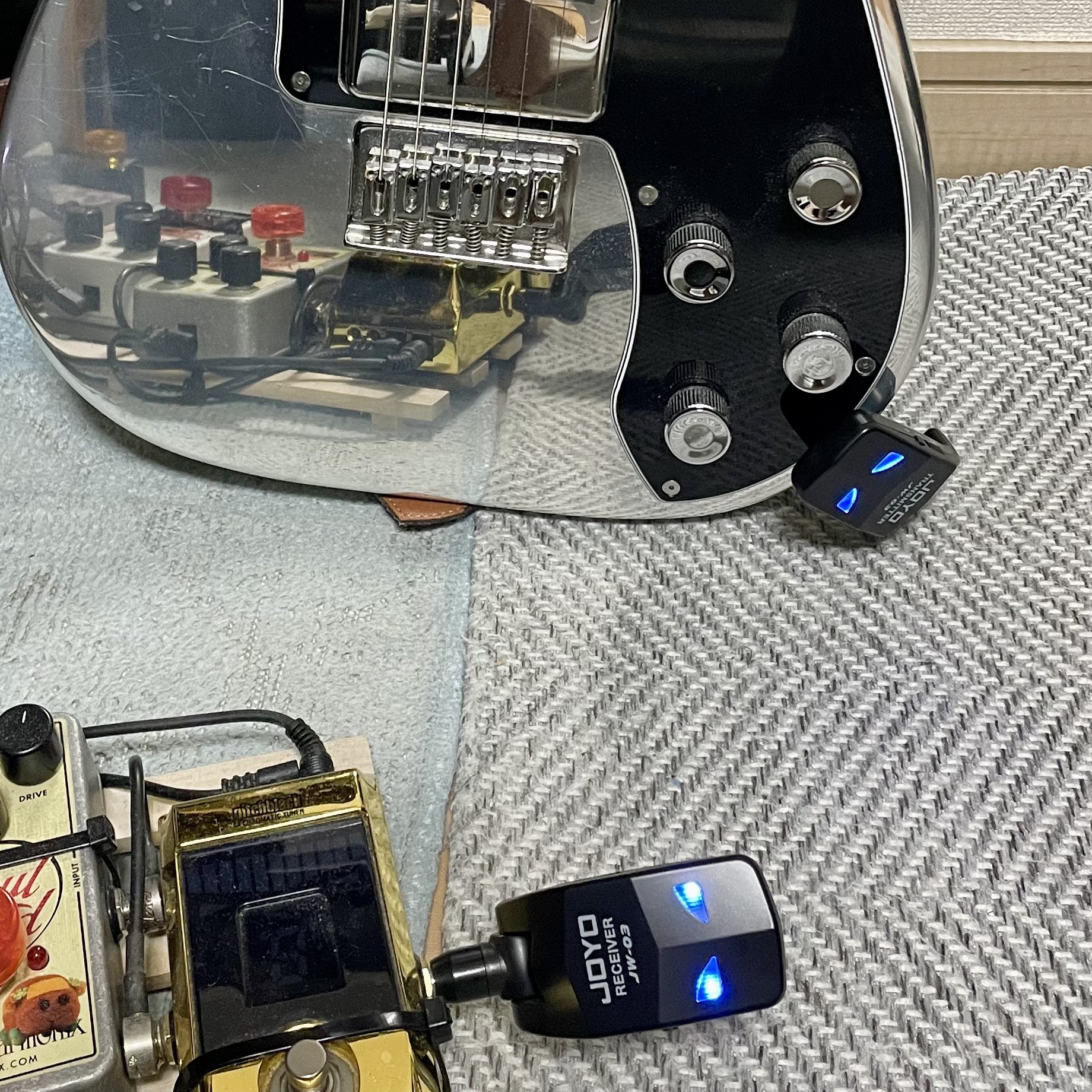 JW-03 をギターとエフェクターに刺している様子