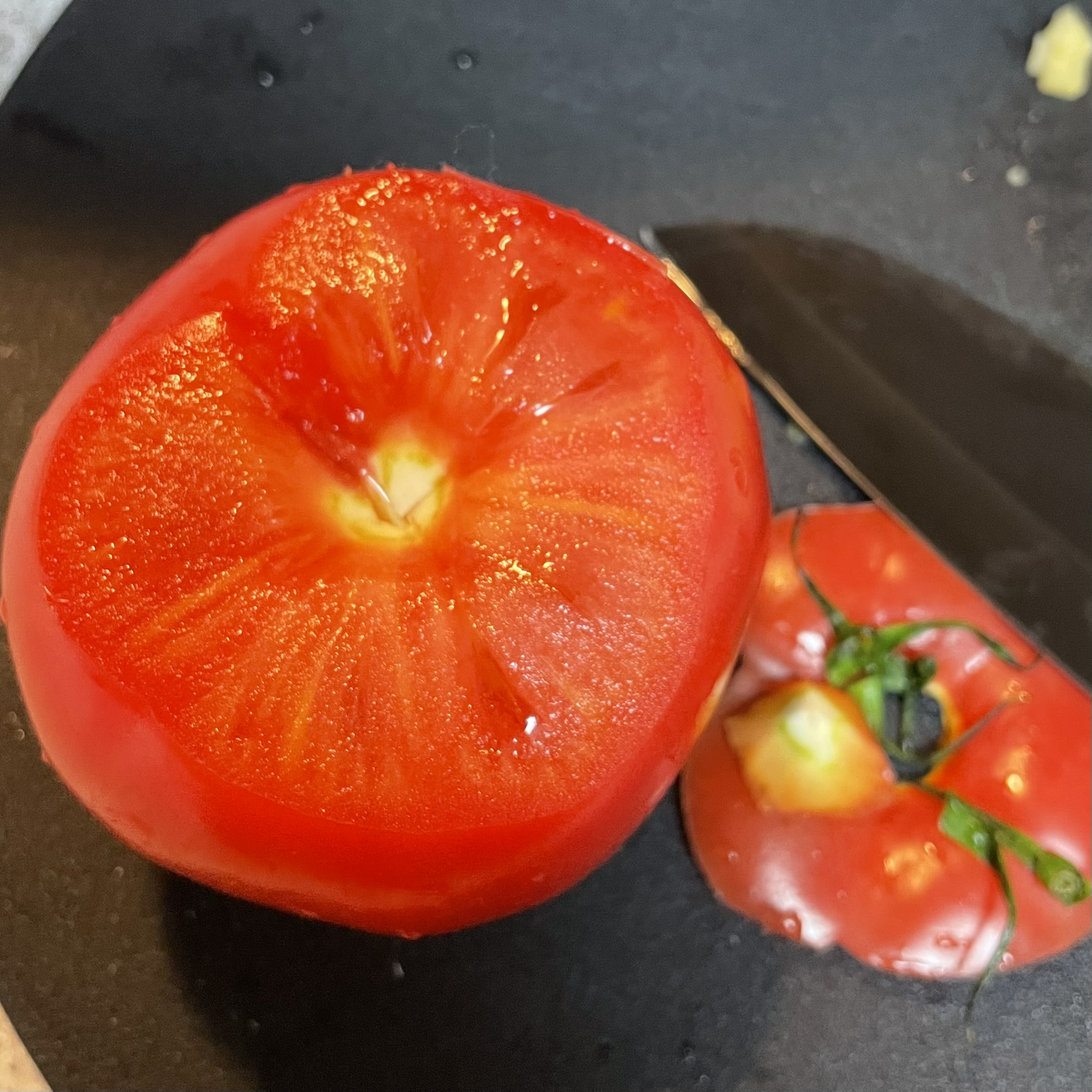 トマトのヘタをとった様子