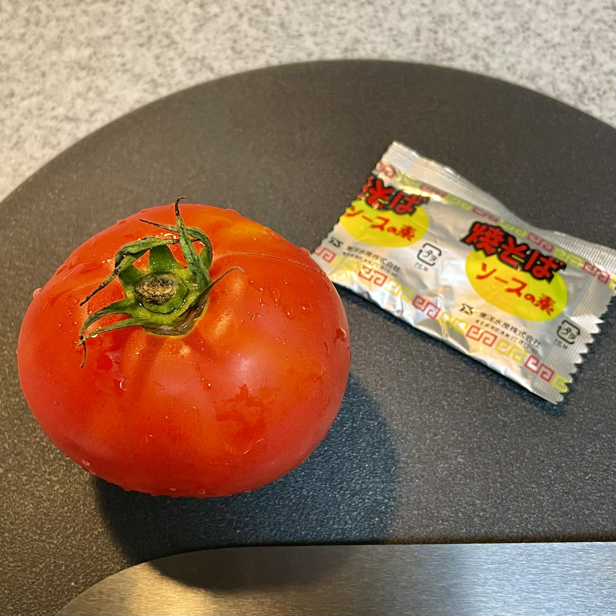 トマトとマルちゃんの焼きそばのソースの素