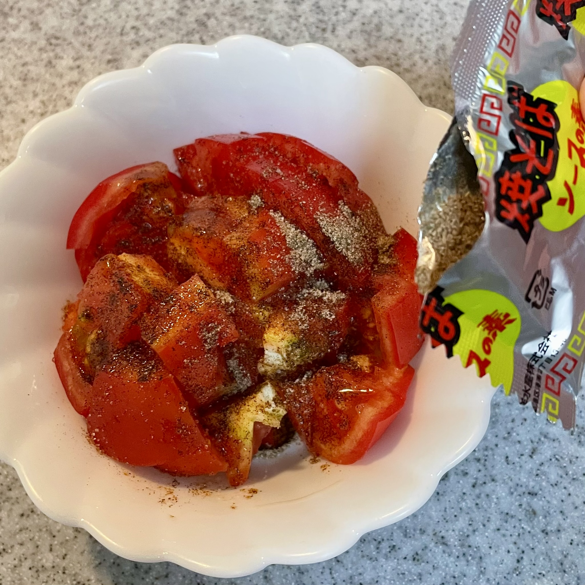 1cm角くらいに切ったトマトにソースの素をかけた様子