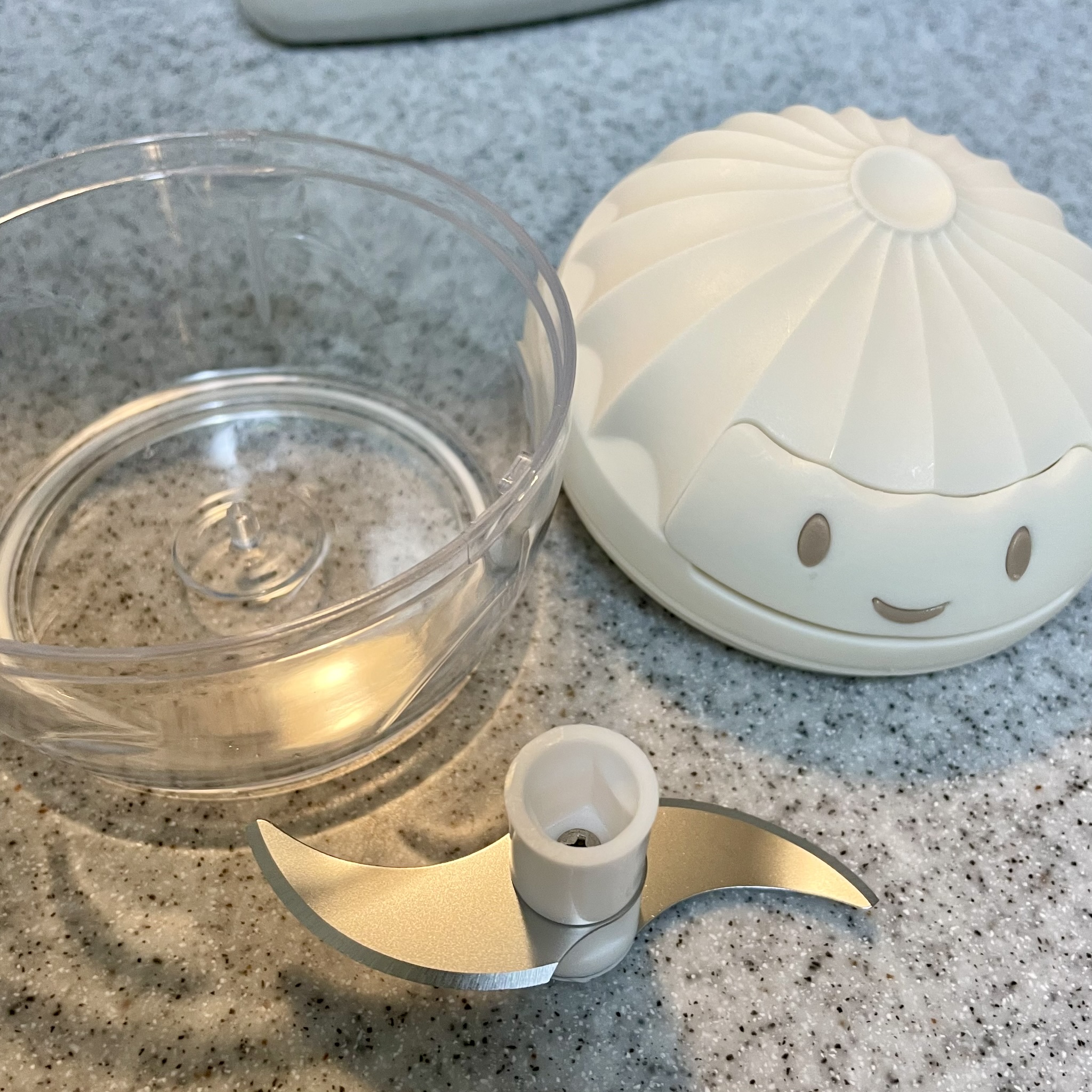 ミニハンドル野菜カッターを分解したもの