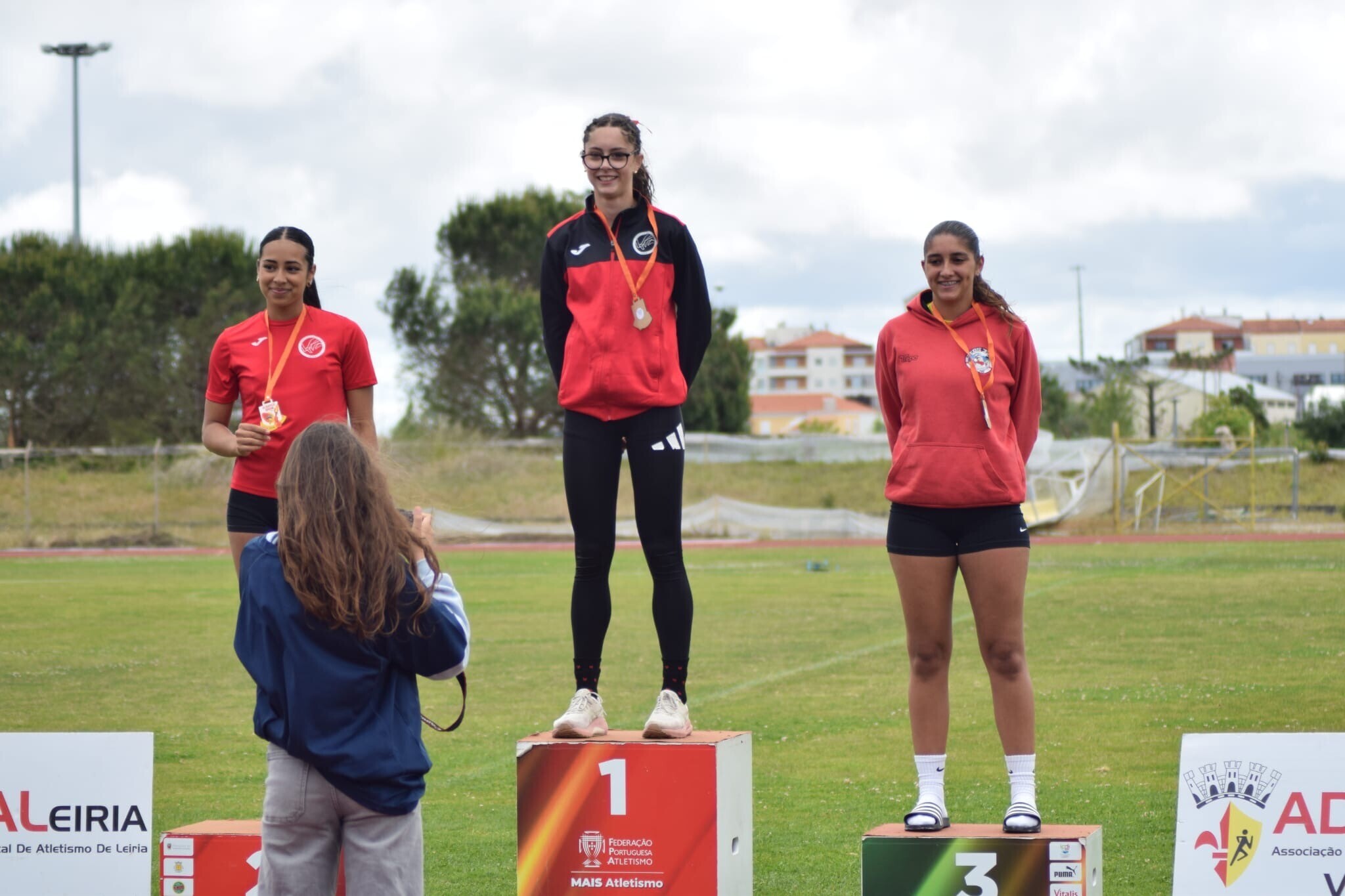Clube de Atletismo da Nazaré conquista medalhas e títulos em fim de semana de excelência