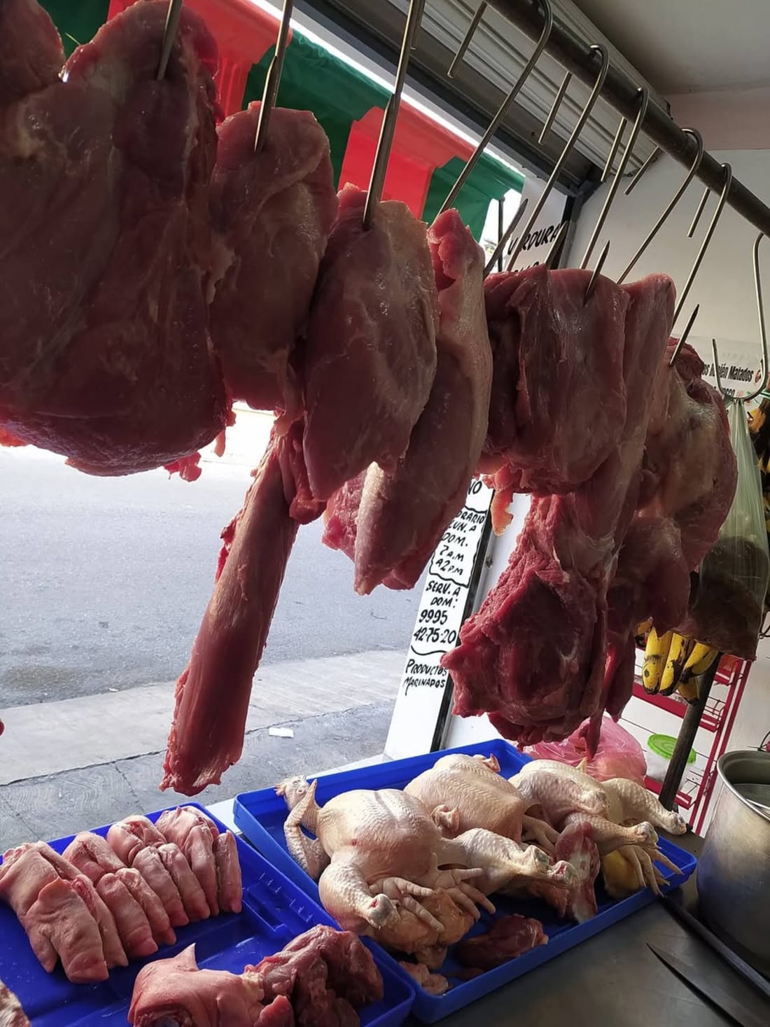 Foto 1 de 5, Imagen de Carnicería y Pollería, Pollos Frescos, Puerco y Pechuga