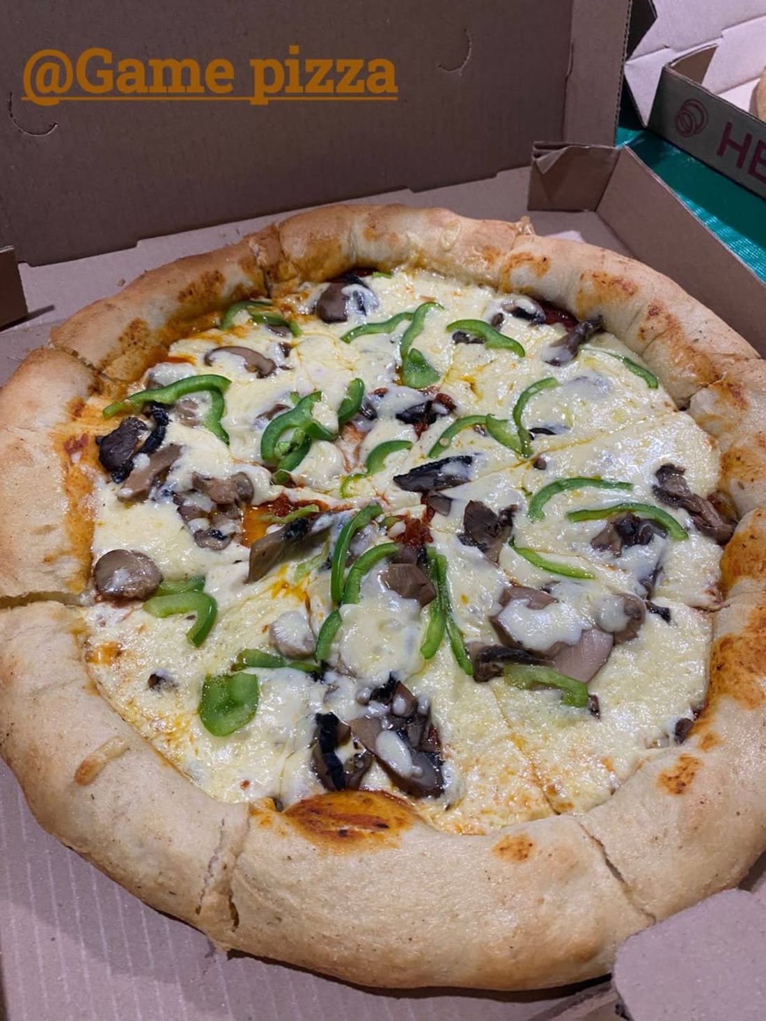 Pizza con queso y pepperoni dentro de caja