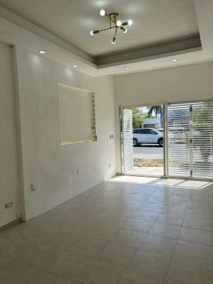 Local comercial en Av. principal Las Américas, 6x3.5m, 2 A/C, renta inmediata