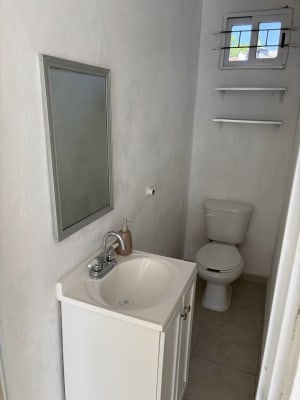 Local comercial en Av. principal Las Américas, 6x3.5m, 2 A/C, renta inmediata