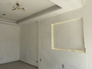 Local comercial en Av. principal Las Américas, 6x3.5m, 2 A/C, renta inmediata