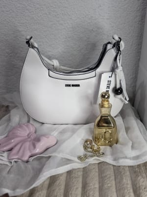 Chic Room Shoulder Bags