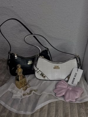 Chic Room Shoulder Bags