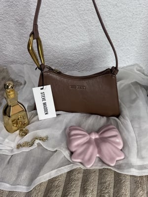 Chic Room Shoulder Bags