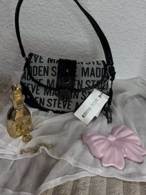 Chic Room Shoulder Bags