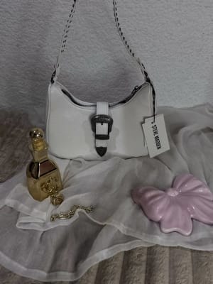 Chic Room Shoulder Bags