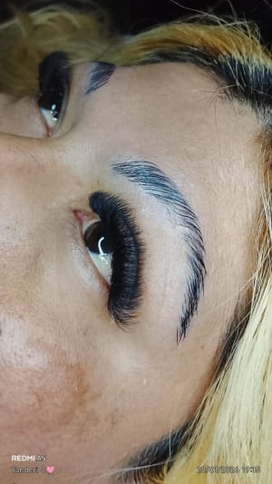 Diseño de Cejas y Extensiones