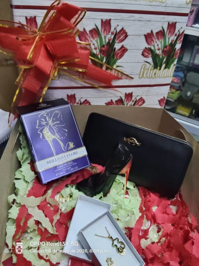 Perfume BRILLIANT FLORE GRENOBIL 30 ml y accesorios de regalo — Caucel