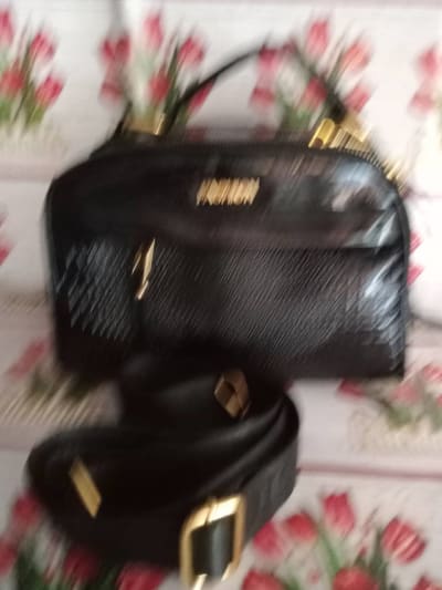 Papelería Mundo Mágico, Bolsas y Cinturones Negros con Detalles Dorados — Caucel