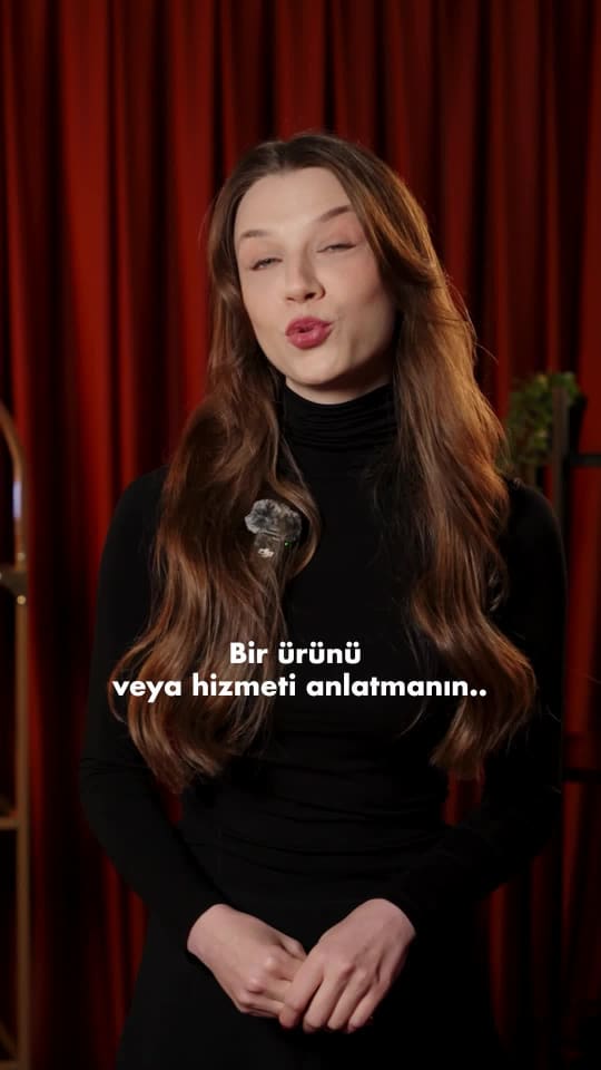 Stüdyoda profesyonel sunucuyla çekilen ikinci ürün tanıtım videosundan bir kare