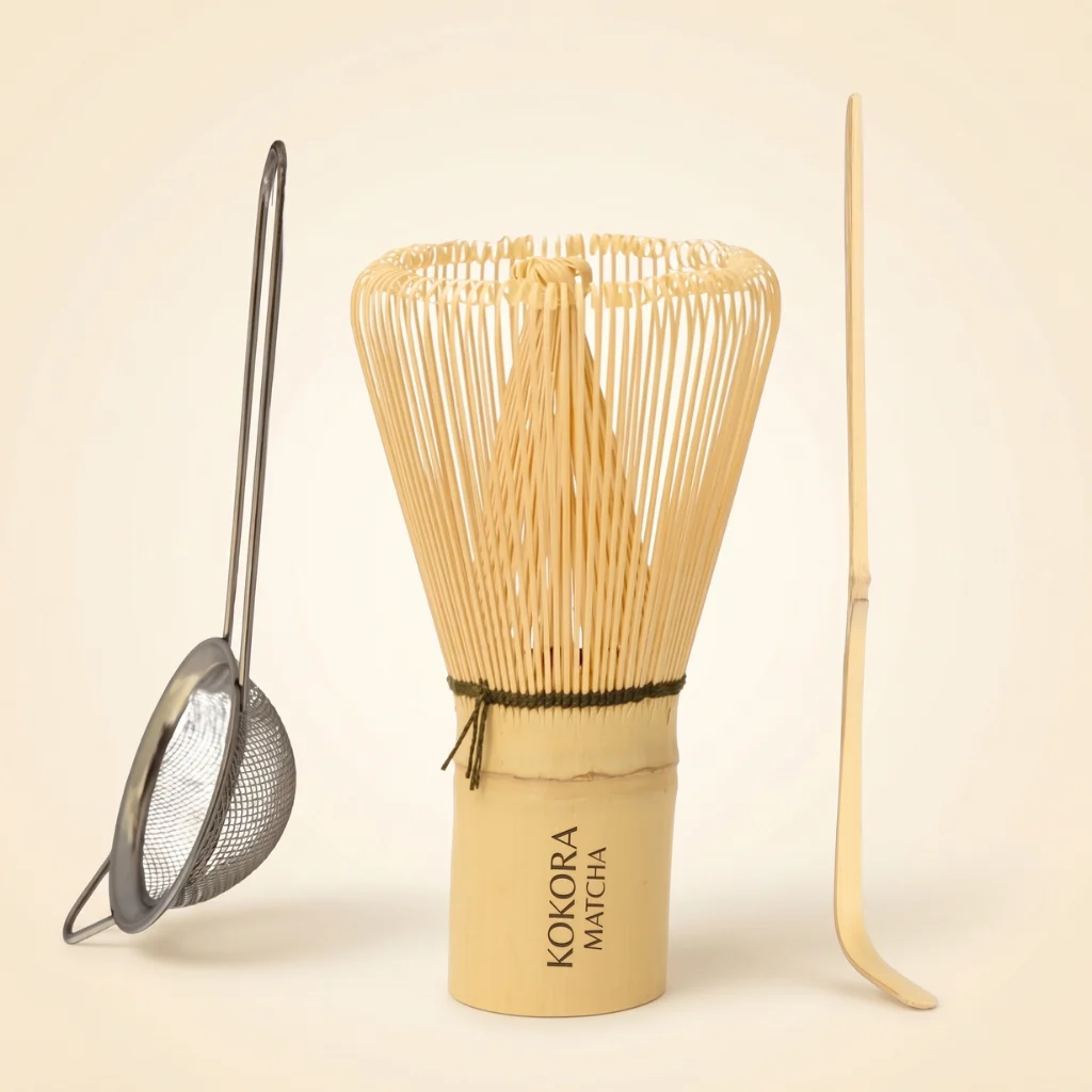 Chasen con chashaku y tamizador japonés tradicional para preparar matcha — Kokora Matcha