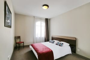 Chambre avec lit double