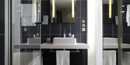 Salle de bain avec baignoire et douche