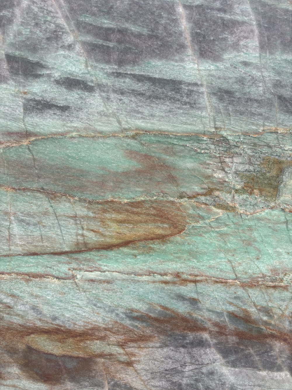 Sauipe quartzite detail, charcoal-grey and green movement cut through with rust-toned veining