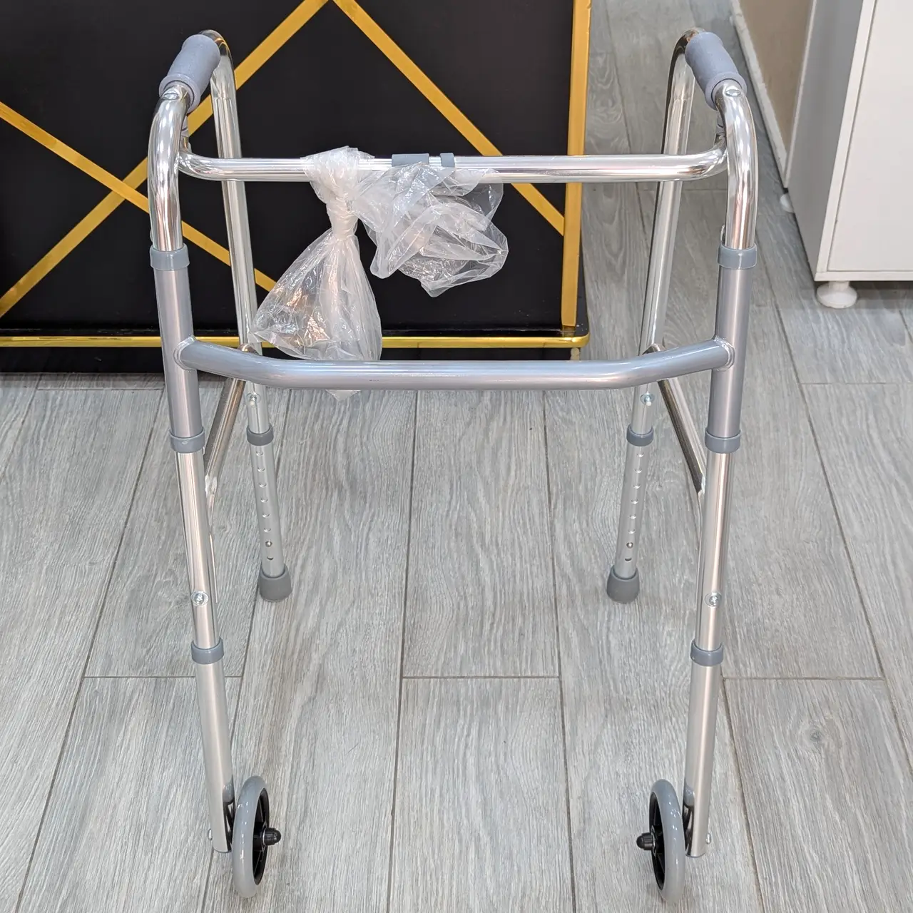 Déambulateur pliable avec roues avant