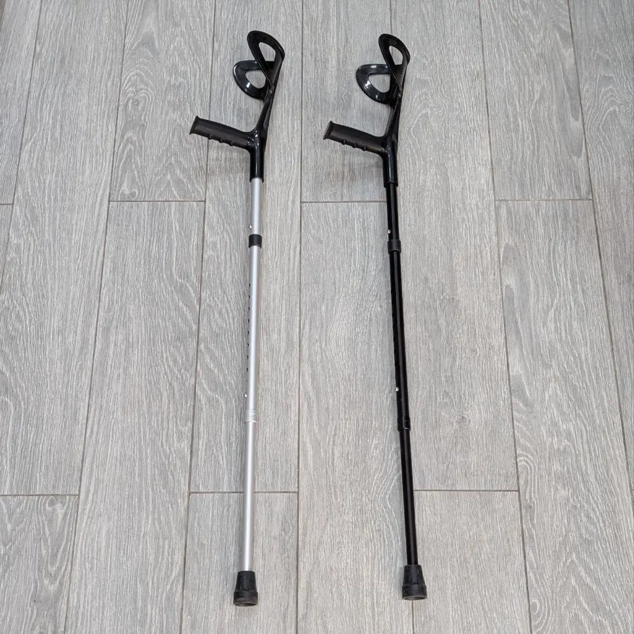 Béquille avant-bras réglable – Aluminium & PVC (1 pcs)