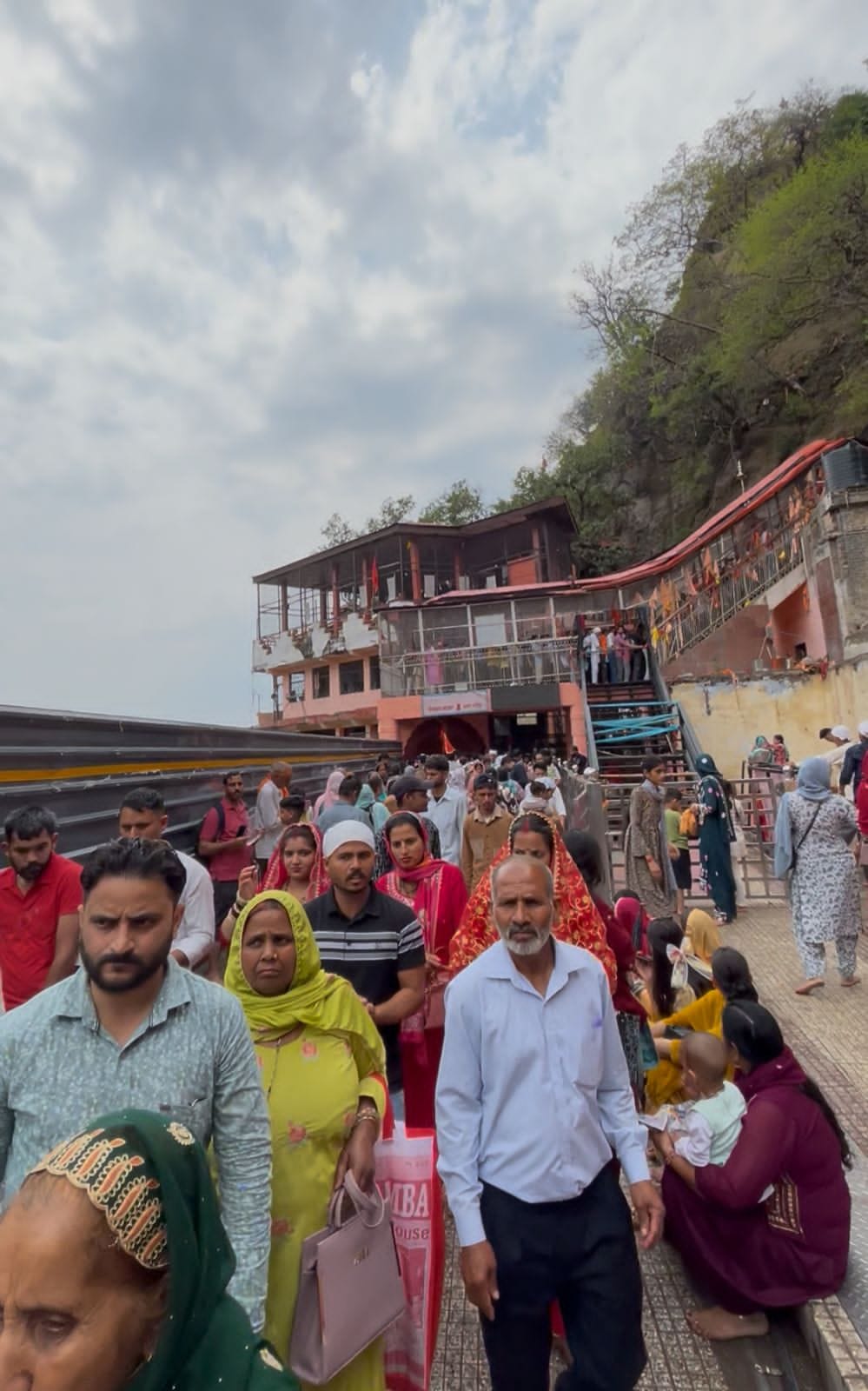 दियोटसिद्ध बाबा बालक नाथ मंदिर में उमड़ा आस्था का जनसैलाब, 15 हजार से अधिक श्रद्धालुओं (Devotees) ने टेका माथा