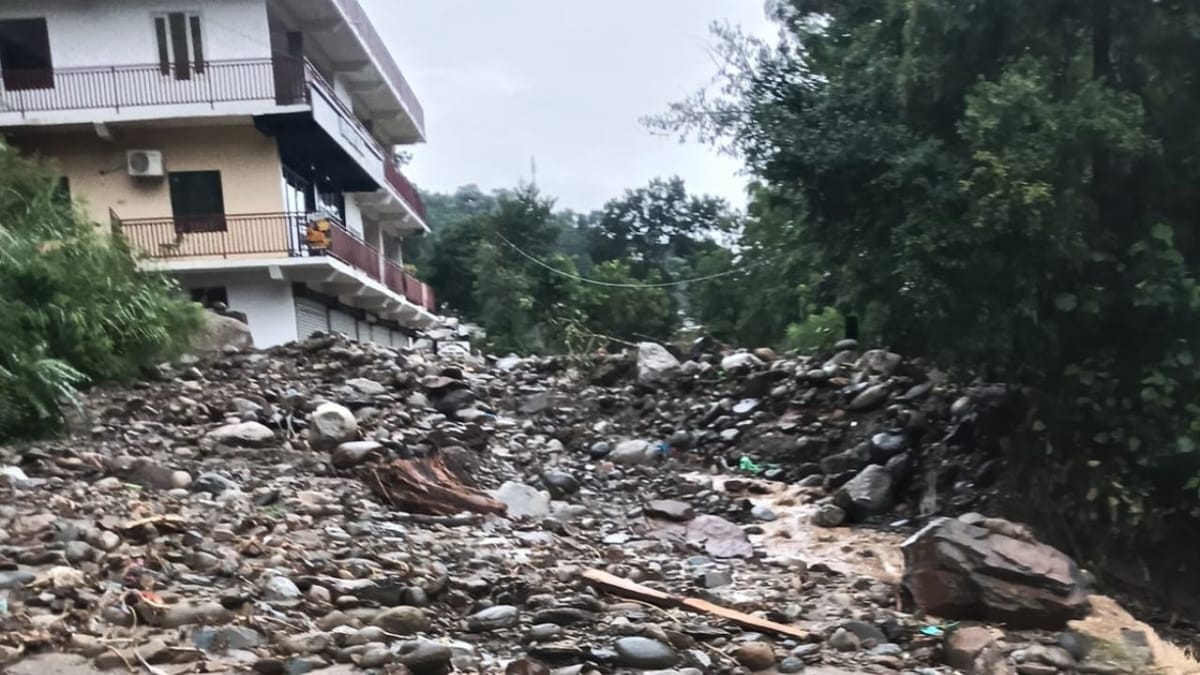 हिमाचल प्रदेश में आफत की बारिश: जानलेवा भूस्खलन और फ्लैश फ्लड का कहर (Himachal Rain Havoc)