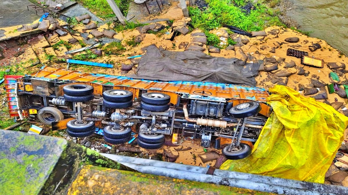 कांगड़ा सड़क हादसा (Kangra Road Accident): गेहूं से भरा ट्रक खाई में गिरा, दो की मौत, ड्राइवर फरार