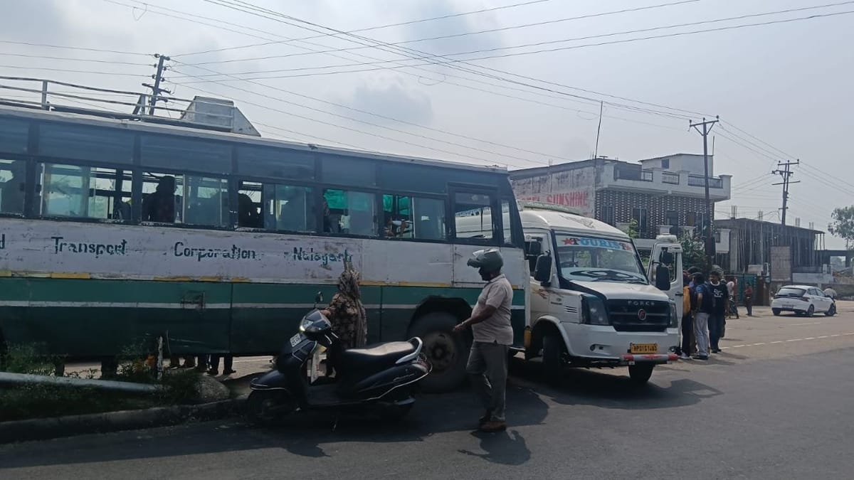 Una Road Accident: ऊना-नंगल हाईवे पर एचआरटीसी बस (HRTC Bus) और टेम्पो ट्रैवलर में भीषण टक्कर, कोचिंग जा रही छात्रा घायल