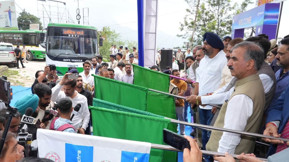 बदलेगा हिमाचल का सफर! सीएम सुक्खू ने 297 ई-बसों को दिखाई हरी झंडी, 1000 ई-बसें और 100 हाइड्रोजन बसों की भी तैयारी (Himachal Transport Transformation)