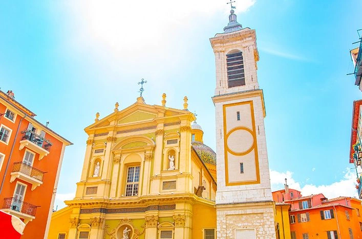 Église Saint-Jacques-le-Majeur framed by colourful Old Nice buildings
