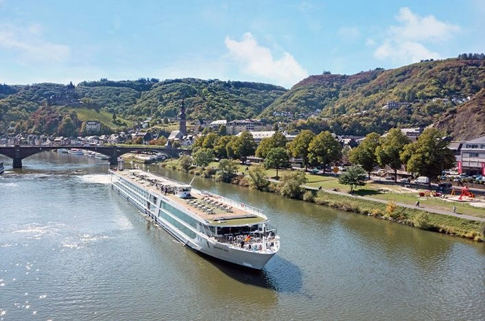 Emerald Sky sailing past Cochem on the Moselle River