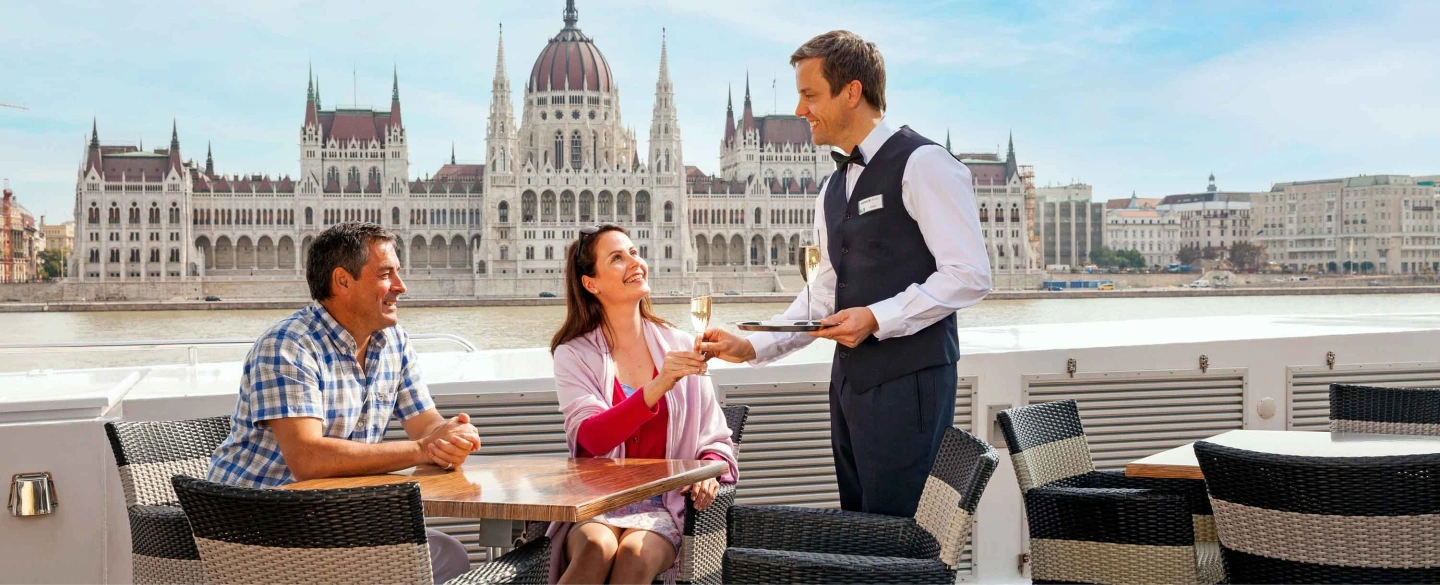 Couple Space ship Budapest