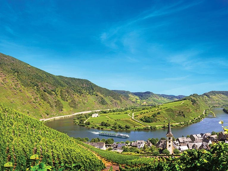 Scenic Jasper cruising through the Moselle